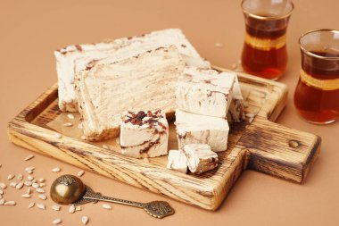 Kahverengi zemin üzerinde lezzetli mermer halkalar olan ahşap tahta.