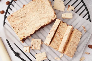 Işık arkaplanındaki lezzetli mermer halkayla şebeke