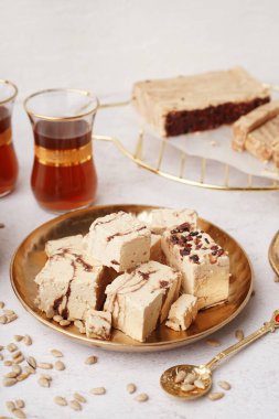 Açık arkaplanda lezzetli mermer halkalar var.