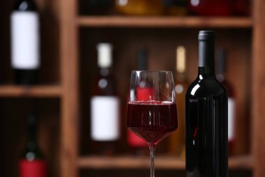 Mahzende bir şişe kırmızı şarap.