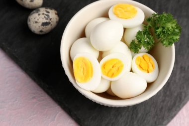 Leylak arka planında kaynamış bıldırcın yumurtası olan bir pano.