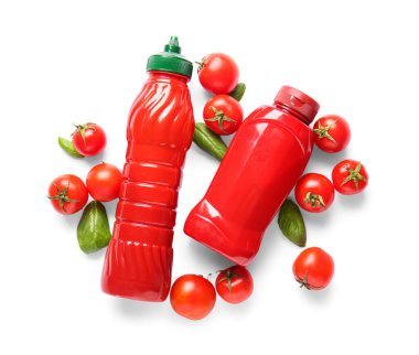 Beyaz arka planda ketçap ve domates şişeleri