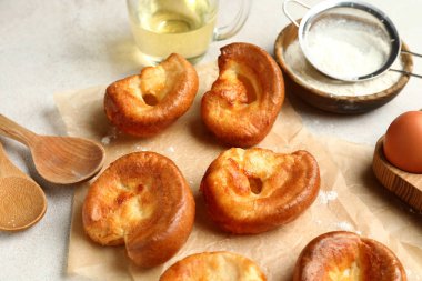 Hafif arkaplanda lezzetli Yorkshire pudingi