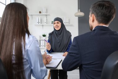 İnsan kaynakları komisyonu, Müslüman başvuru sahibini sorguluyor.