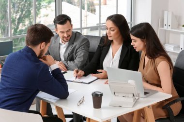 İnsan kaynakları komisyonu, erkek başvuru sahibini sorguluyor.