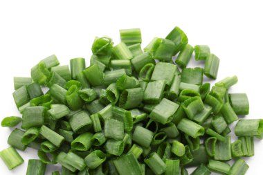 Beyaz arka planda taze yeşil soğan dilimleri