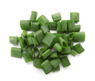 Beyaz arka planda taze yeşil soğan dilimleri