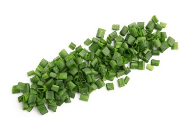 Beyaz arka planda taze yeşil soğan dilimleri