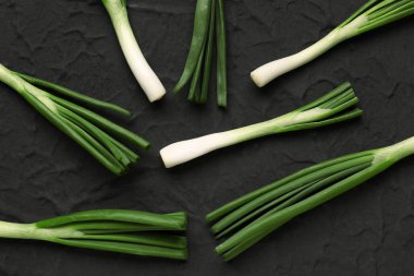 Siyah zemin üzerinde taze yeşil soğan