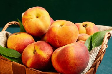 Şeftalili hasır sepet, yakın plan.