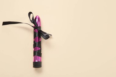 Bej arka planda güzel fiyonklu vibratör