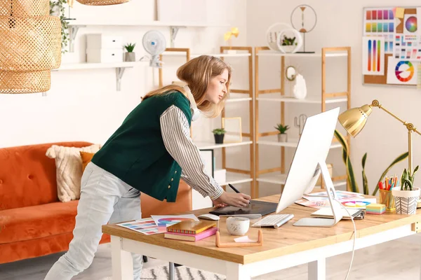 Kobieta Grafik Pracująca Tabletem Przy Stole Biurze — Zdjęcie stockowe