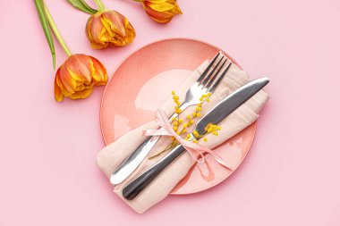 Pembe arka planda güzel lale çiçekleri olan masa ayarı