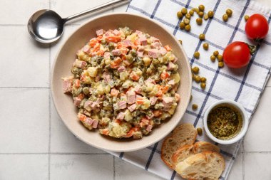 Beyaz fayanslı lezzetli Olivier salatası.