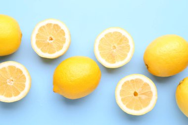 Mavi arka planda taze limonlu kompozisyon