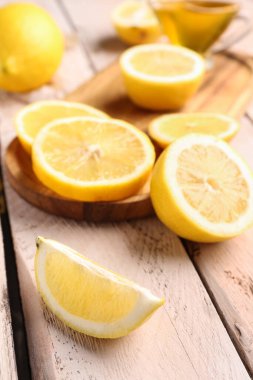 Beyaz ahşap arka planda taze limonları olan tahta.