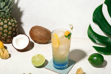 Limonlu taze yaz kokteyli, beyaz grunge arka planında vişne ve nane şekeri.