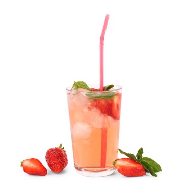 Bardak beyaz zemin üzerine lezzetli çilek İçecek