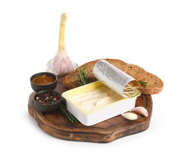Beyaz zemin üzerinde işlenmiş peynir, ekmek ve sarımsak bulunan ahşap tahta tahta tahta.