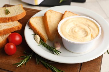 Üzerinde işlenmiş peynir, tost ve sebzeler olan ahşap tahta tahta tahta kaplama.