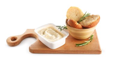 Lezzetli krem peynirli plastik kap ve beyaz arka planda ekmek.