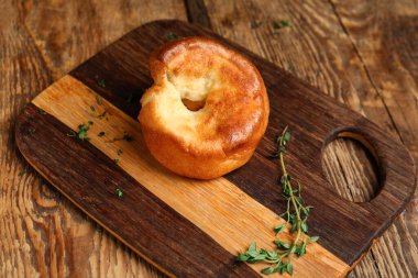 Tahta arka planda lezzetli Yorkshire pudingi olan tahta.