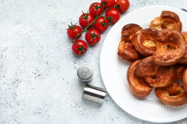 Hafif arka planda lezzetli Yorkshire pudingi tabağı