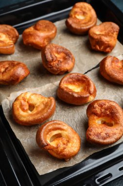 Yemek tepsisi ve lezzetli Yorkshire pudingi.