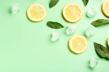 Buz küplü limon dilimleri ve turkuaz arka planda nane şekeri.