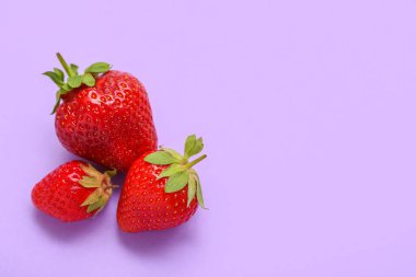 Leylak arkaplanda taze çilekler