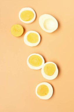 Turuncu arka planda lezzetli haşlanmış yumurta dilimleri.