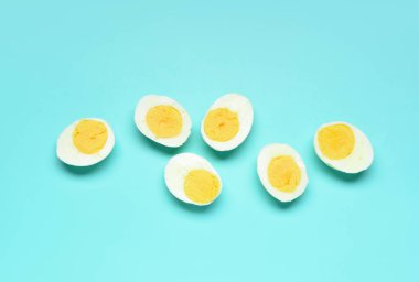 Mavi arka planda kaynamış yumurta.