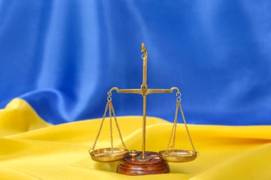 Ukrayna bayrağında adalet terazisi