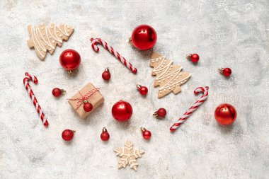 Beyaz arka plan üzerinde farklı Noel süsleri