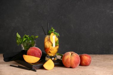 Bir bardak taze şeftalili limonata, üzerinde de nane şekeri.