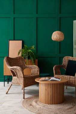 Hasır koltukları ve kahve masası olan şık bir oturma odası.