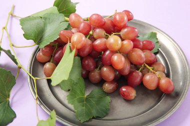 Lezzetli, olgun üzümlü, leylak kaplama.