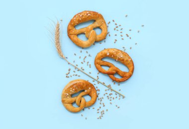 Mavi zemin üzerinde yumuşak krakerler ve buğday