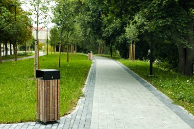 Sokak ve çöp kutusuyla park manzarası