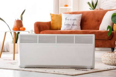 Oturma odasındaki modern radyatör.