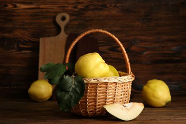 Tatlı olgun bıldırcınlar ve ahşap arka planda yapraklarla dolu bir sepet.