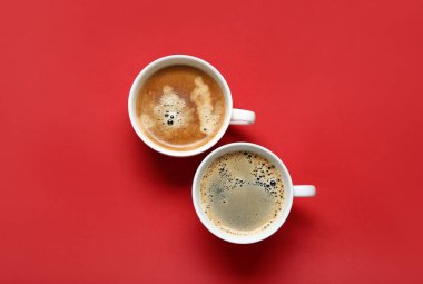 Kırmızı arka planda bir fincan sıcak kahve.