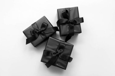 Beyaz arkaplanda siyah hediye kutuları