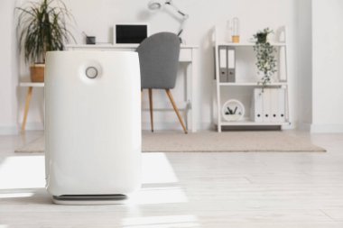 Işık ofisinin zemininde hava temizleyici var.