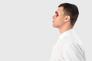 Beyaz arka planda yüzü boyalı yakışıklı, yakın plan.