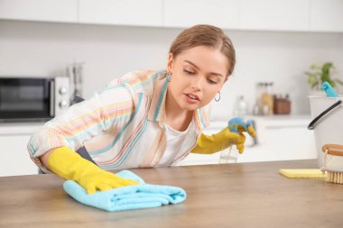 Mutfakta temizlik yapan kadın hademe.