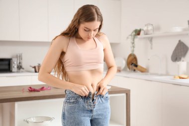 Evde dar kotlu genç bir kadın var. Kilo alma kavramı