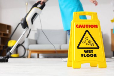 Odanın zemininde uyarı levhası, yakın çekim.