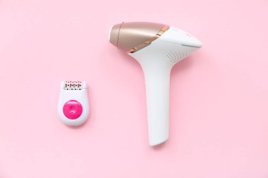Pembe arka planda modern fotoepilatör ve epilatör