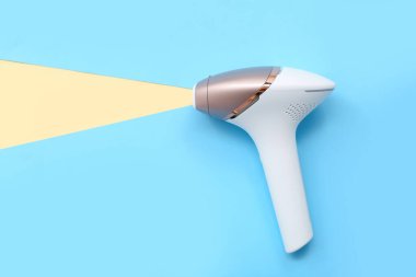 Mavi arkaplana karşı modern fotoepilatör